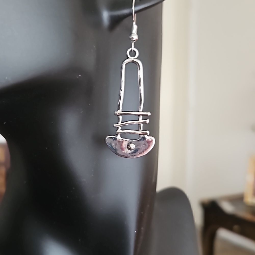 NWOT Boho stairs half circle geometric silver toned earrings.